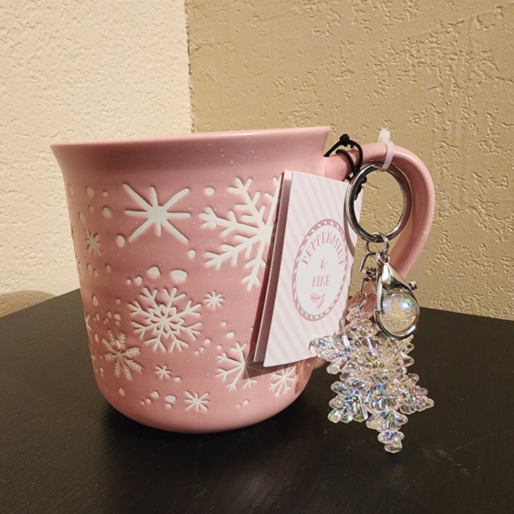 Nwt. Pink snowflake mug with Keychain.